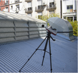 Pericia acústica en Fábrica />Introducción</h2>
<p>Como resultado de las diferentes actividades humanas, los habitantes de las grandes urbes, probablemente se vean expuestos a la Contaminación Sonora.</p> 

<p>Entre las diferentes actividades que puede generar Contaminación Acústica se encuentran: la industrial, la recreativa como los salones de fiestas, boliches bailables o la música descontrolada proveniente de viviendas cercanas, del uso de ascensores del propio edificio o de uno vecino, etc.</p>

<p>Cuando los niveles sonoros superan determinados valores, se convierten en ruidos molestos que perturban nuestras vidas; pudiendo afectar no solo nuestro sentido auditivo sino también  actuando sobre el estado de ánimo, disminuyendo nuestra capacidad intelectual, aumentando la ansiedad, la distracción y la irritación, alterando el ritmo cardíaco, incrementando la tensión arterial y hasta generando trastorno digestivos.</p>
<p>Quienes son afectados por elevados niveles sonoros pueden efectuar denuncias por ruidos molestos ante la autoridad competente.</p>
<h2><img style=